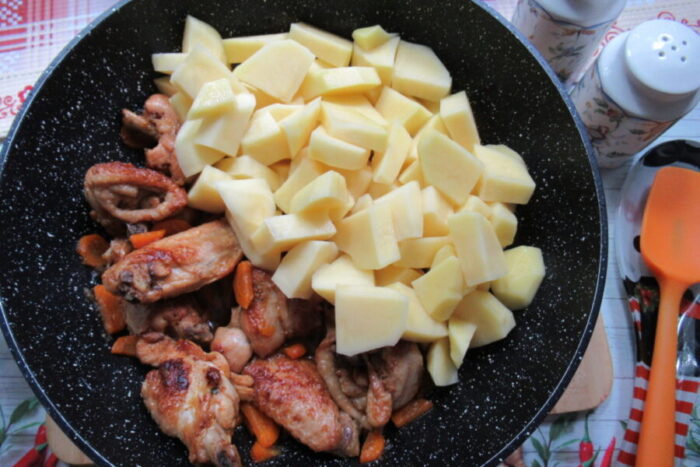 Добавим извлеченную из воды картофельную нарезку