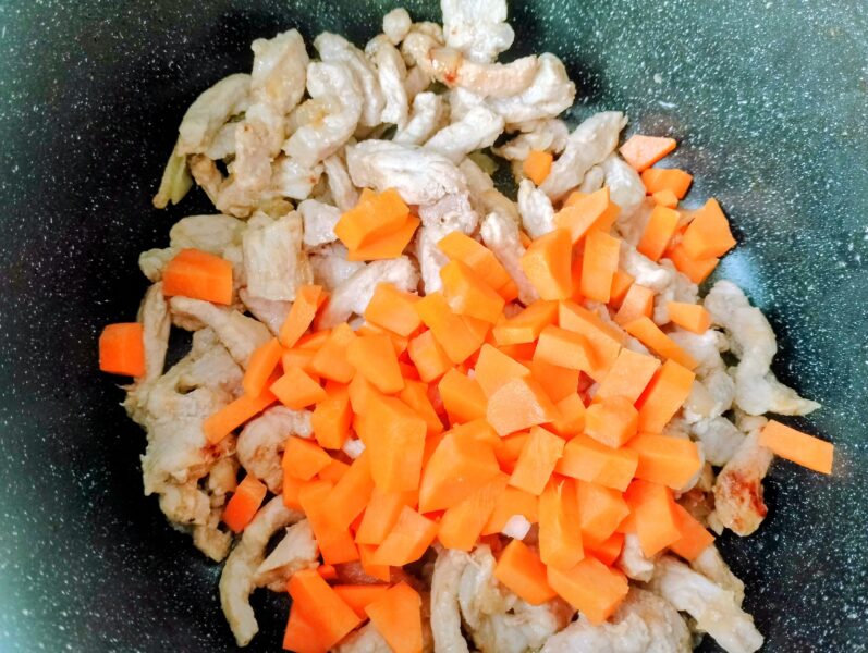 Adaugati morcovii in tigaie