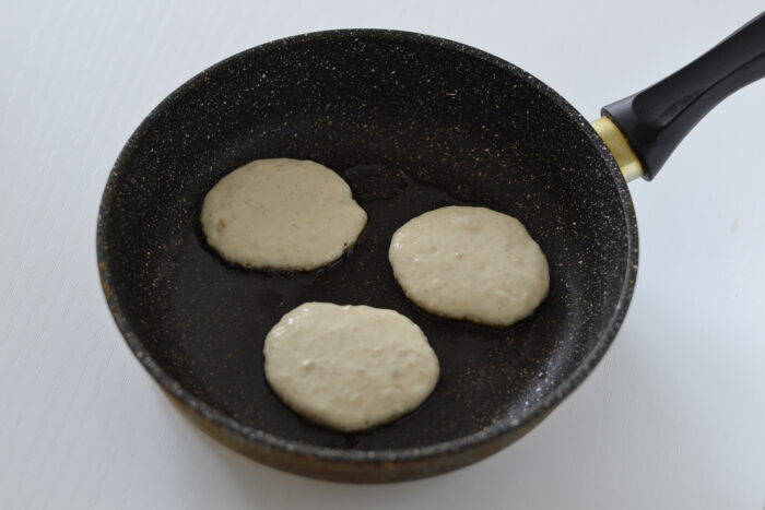 puneti aluatul preparat in tigaia incalzita