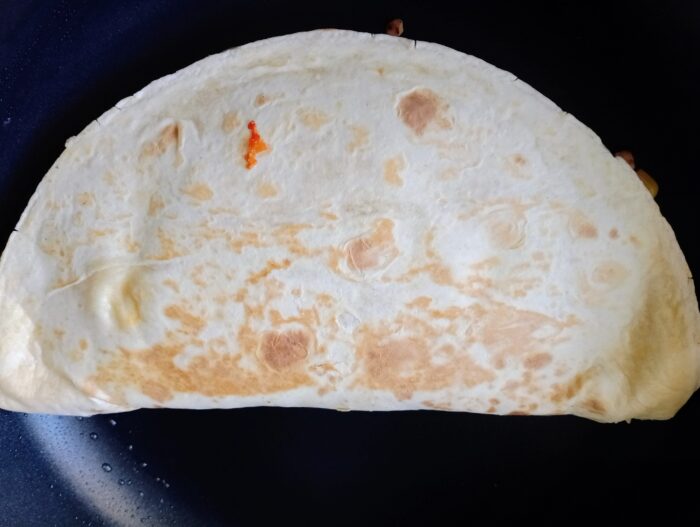 Indoiti tortilla pe jumatate si prajiti-o
