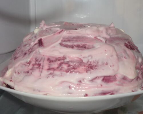 Теперь салату нужно дать пропитаться