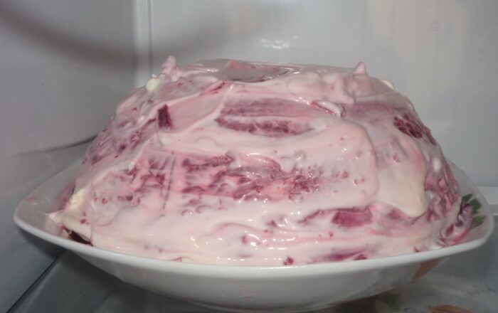 Теперь салату нужно дать пропитаться