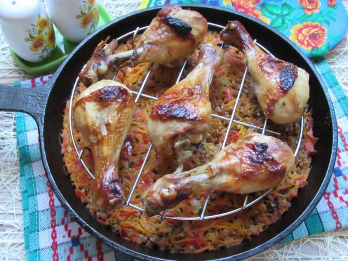 блюдо из ароматной гречки с овощами и румяных куриных ножек
