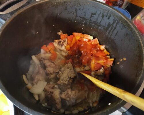 Кладем помидоры к мясу и луку