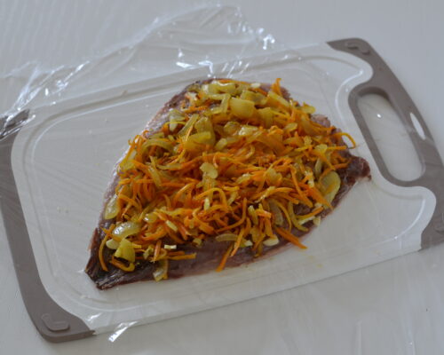 Spread the fried vegetables evenly over the mackerel