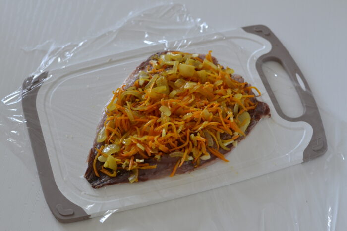 Spread the fried vegetables evenly over the mackerel