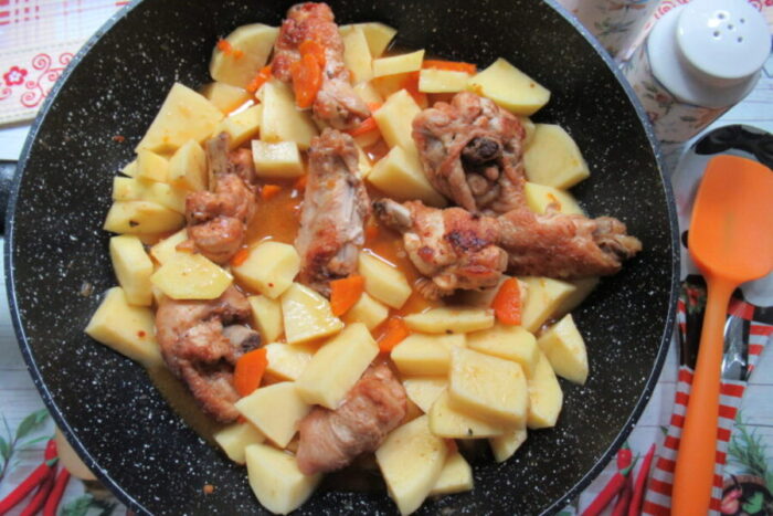 продолжим тушить продукты на минимальном огне