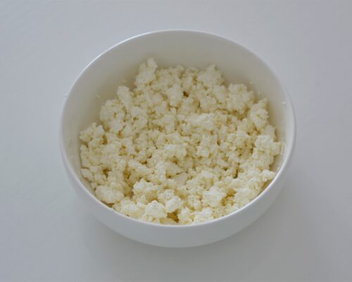 выкладываем творог в просторную чашу