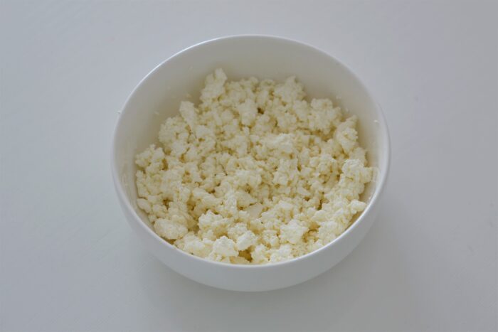 выкладываем творог в просторную чашу