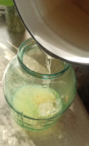 добавляем сладкую воду с сахаром