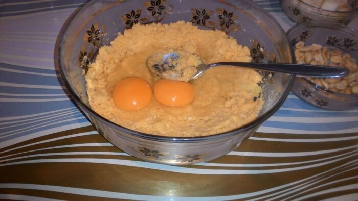 Яйца надо вводить в смесь