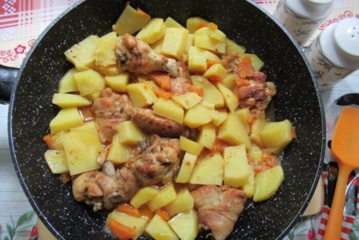 тушеная картошка с курицей красуется на нашем столе