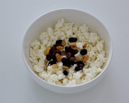 Добавляем распаренный и промытый изюм