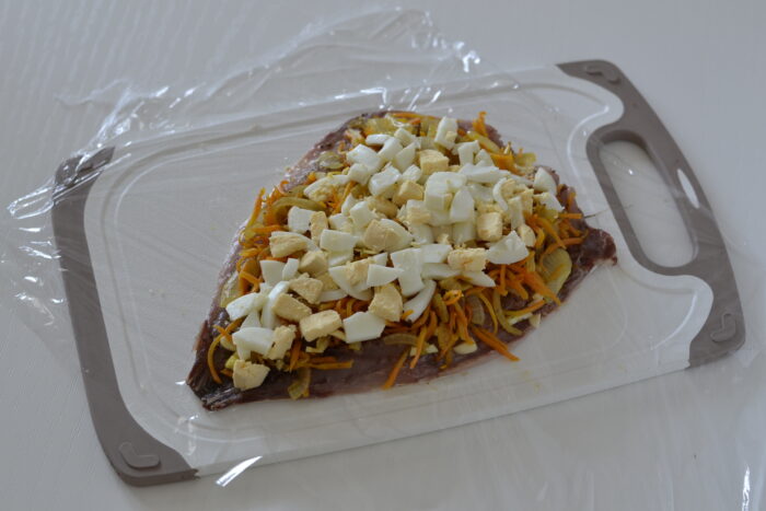 Place the chopped egg over the vegetables