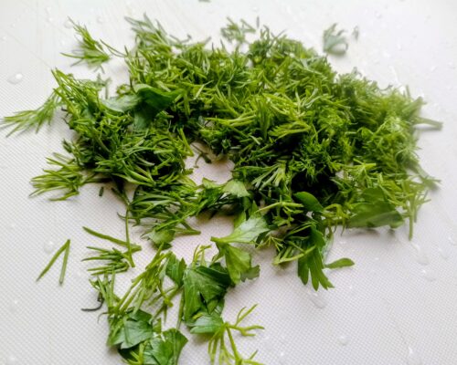 Spalati verdeata si tocati-o marunt