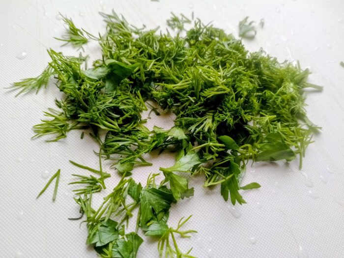 Spalati verdeata si tocati-o marunt