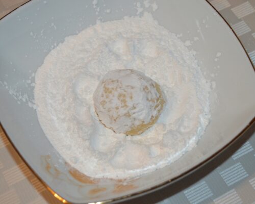 Roulez les boules dans le sucre