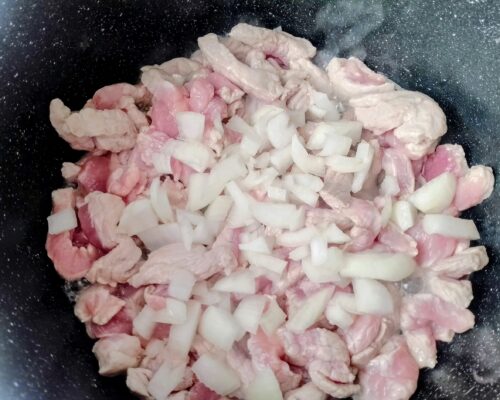 Adaugati ceapa la carne