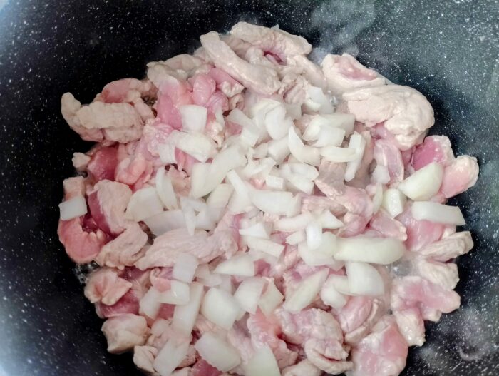 Adaugati ceapa la carne