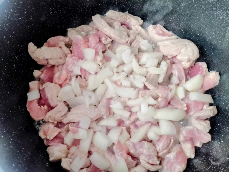 Adaugati ceapa la carne