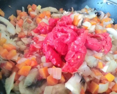 Маринованные помидоры очищаются от кожуры