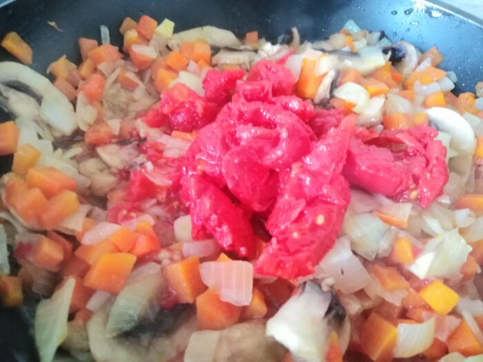 Маринованные помидоры очищаются от кожуры