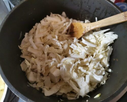 Добавляем капусту в казан