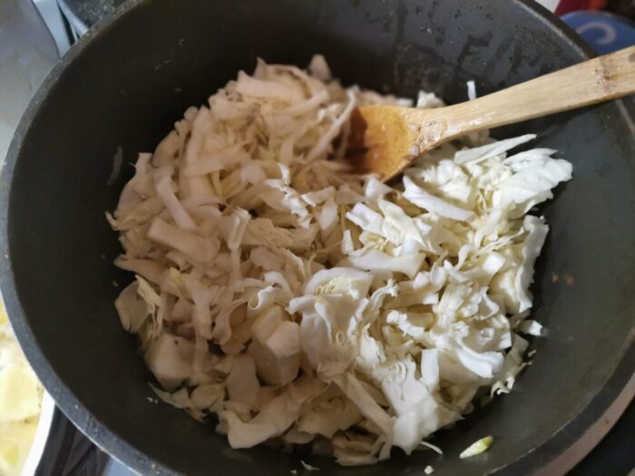 Добавляем капусту в казан