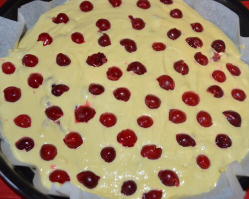 Disposer les cerises restantes sur la surface de la pâte