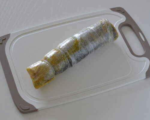 Wrap the roll tightly with cooking string