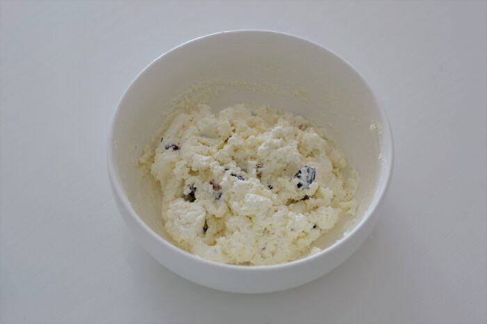 Творожная масса должна стать пластичной