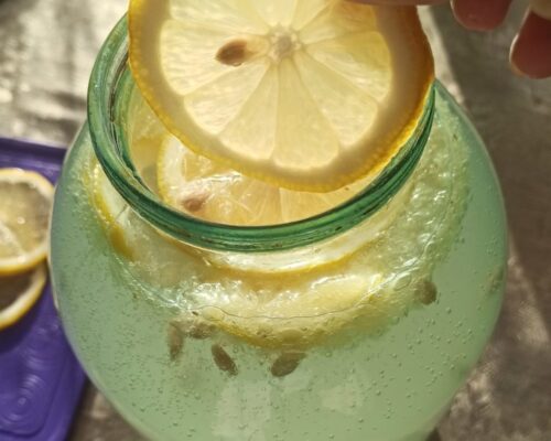 половинку лимона режем на тоненькие кружочки