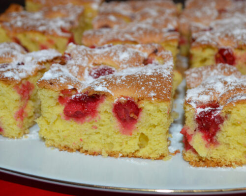 Lorsque le gâteau à la cerises est prêt