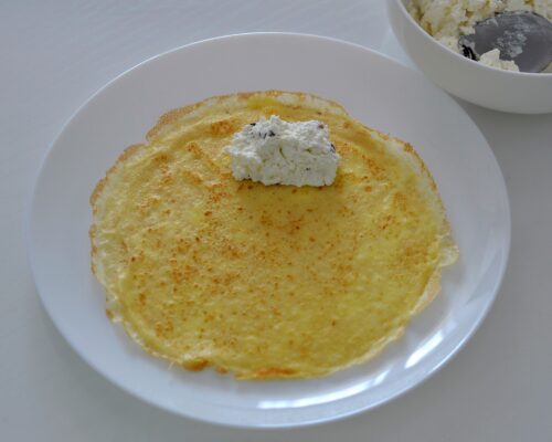 Выкладываем небольшую порцию творога