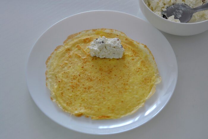 Выкладываем небольшую порцию творога