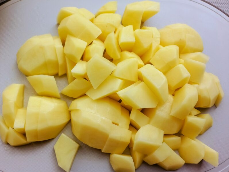 Curatati cartofii si taiati-i in felii mari