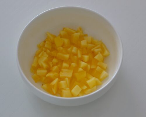 Выкладываем нарезанные яблоки в любую удобную ёмкость