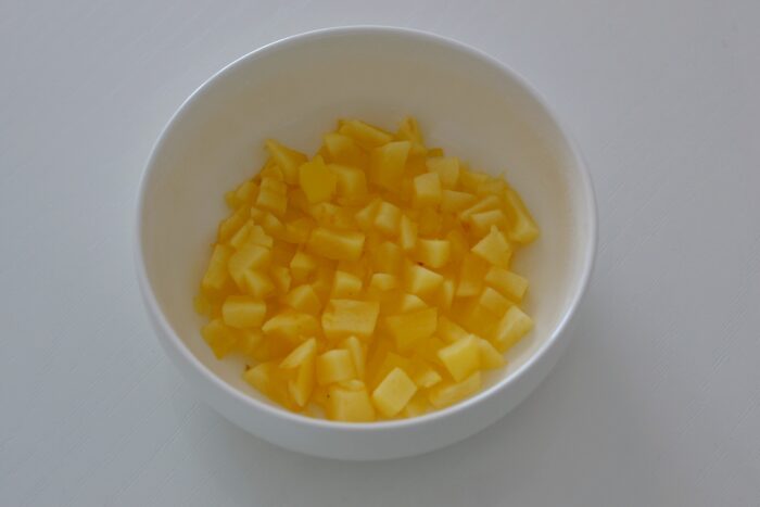 Выкладываем нарезанные яблоки в любую удобную ёмкость