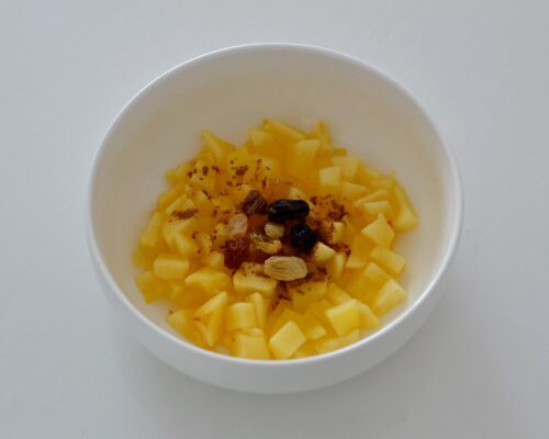 В размягчённые яблоки добавляем молотую корицу