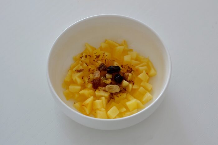 В размягчённые яблоки добавляем молотую корицу