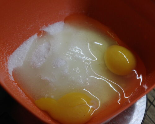 beat the sugar with the eggs