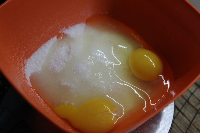 beat the sugar with the eggs