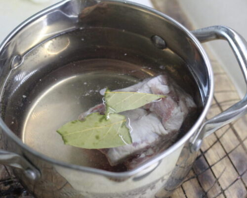 Сперва необходимо поместить свиные ребрышки в кастрюлю