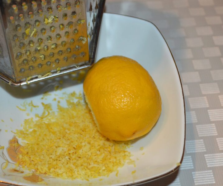 Radeti coaja celor doua lamai