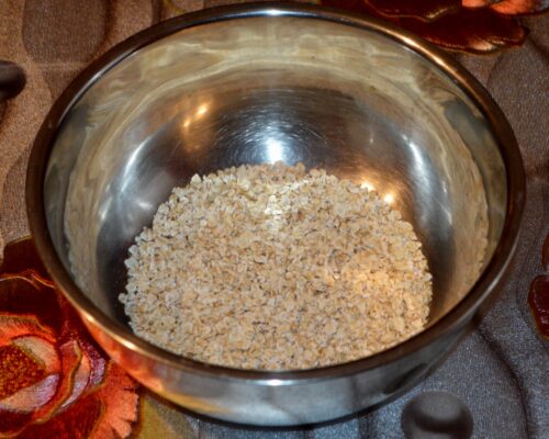 Add oat flakes to a bowl