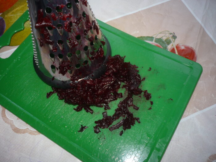 натираем отваренную свеклу