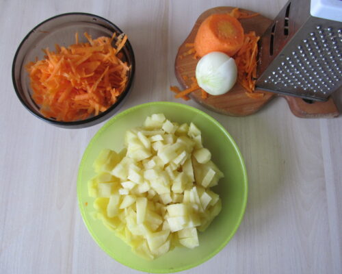 В кипящую воду добавляем картофель