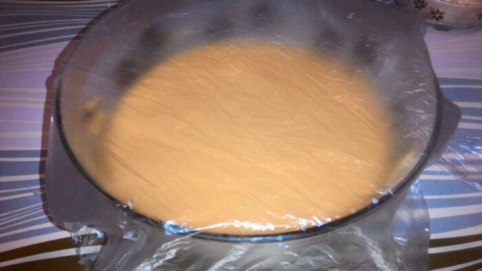 Накрываем емкость полиэтиленовой пленкой