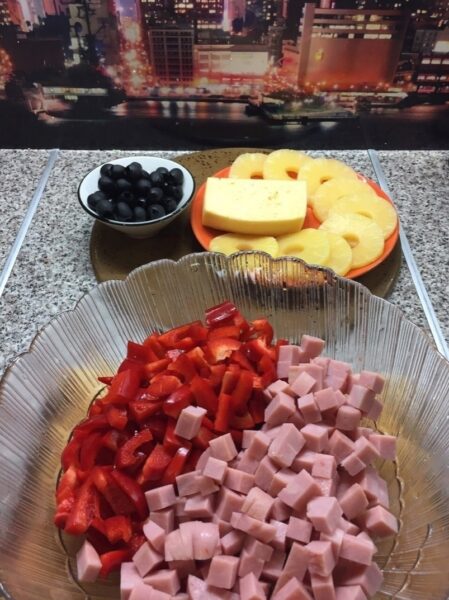 Рубим ветчину кубиками