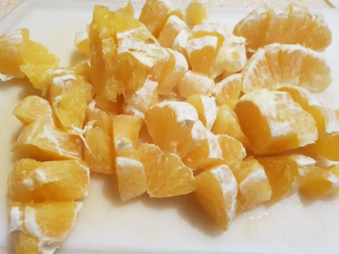 Нарежьте очищенные апельсины